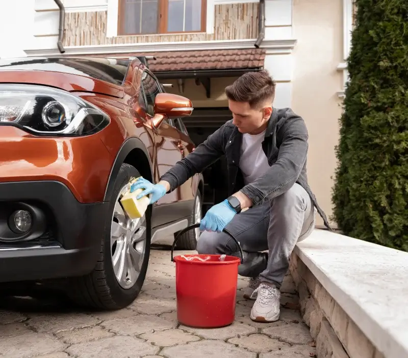 Lavage auto à domicile Saint-Patrice-du-Désert : professionnel intervenant sur un véhicule